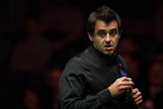 庆祝欧洲杯夺冠，英格兰女足前锋凯莉在伦敦街头跳舞