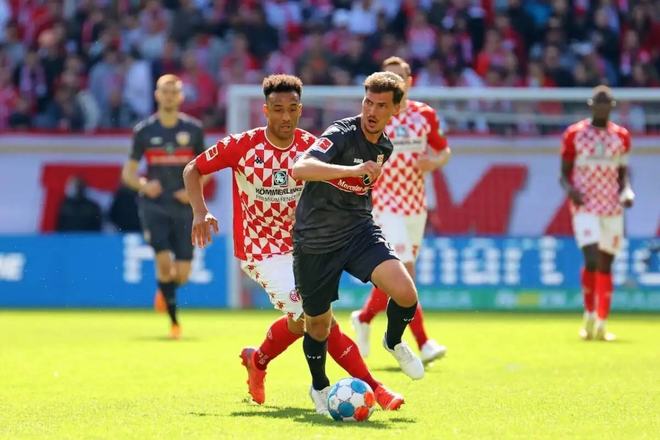 两位选手在 两位选手在